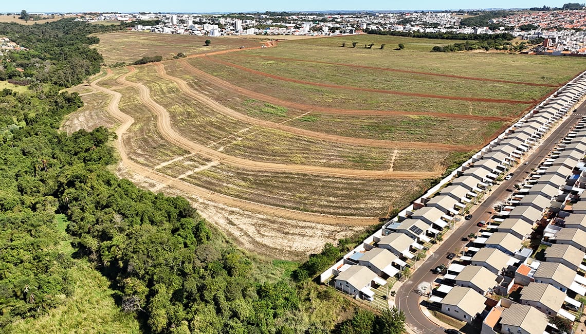 Vista aérea da gleba do Parque Arvoredo com a cidade de Boituva ao fundo e cinturão de mata nativa