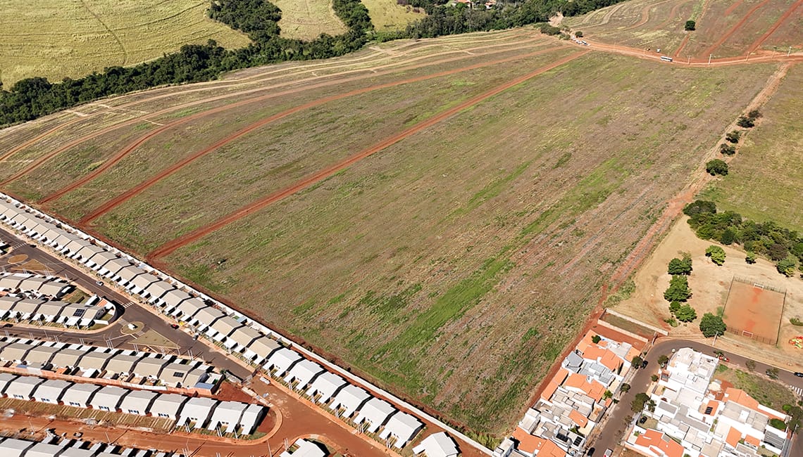Vista aérea do terreno do Parque Arvoredo cercado por área verde e residências em Boituva