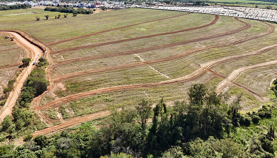 Vista aérea das primeiras frentes de obra do Parque Arvoredo, com vias sendo demarcadas na gleba