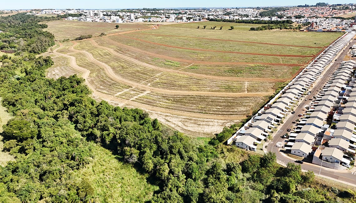 Vista aérea panorâmica da gleba do Parque Arvoredo junto à malha urbana de Boituva