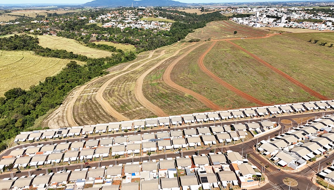Vista aérea do terreno do Parque Arvoredo com bairros residenciais consolidados ao lado